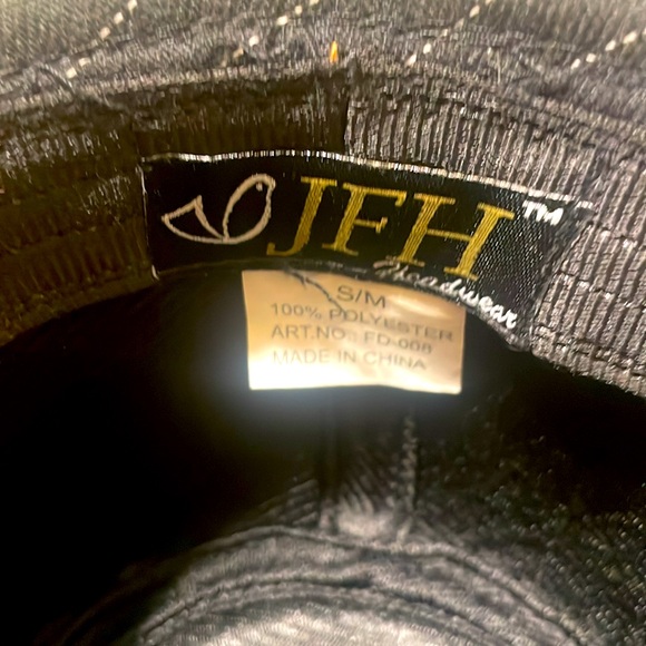 Women’s Hat. Size Small inside measurement is 20” Black with white pinstripes - Picture 4 of 6